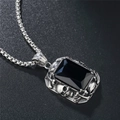 Gothic Totenkopf Anhänger mit großem schwarzem Edelstein und Box-Kette aus Edelstahl - Schwarzer Strass-Anhänger Ohne Kette
