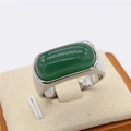 Retro-Silberring für Herren mit rechteckiger smaragdgrüner Jade-Einlage - US 7 / Silberband mit grünem Stein
