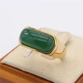 Klassischer Goldring mit rechteckigem grünem Achatstein auf Samt-Display - US 7 / Goldband mit grünem Stein