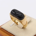 Goldener Ring mit rechteckigem schwarzem Edelstein auf einem Wildleder-Schmuckdisplay - US 7 / Goldband mit schwarzem Stein