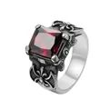 Anello vichingo retrò con un grande rubino rosso quadrato in finitura argento invecchiato - US 7 / Strass Rosso