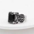Anello vichingo vintage con pietra nera e incisione gotica in argento antico - US 7 / Strass Neri