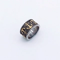 Anello largo vintage in acciaio al titanio con motivi ad ancora dorati e texture martellata - US 7 / Oro e Argento