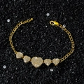 Bracciale hip hop dorato con cinque ciondoli a cuore graduati con pavé di zirconi cubici - 21cm / Oro - Bracciale
