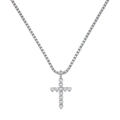 Dettaglio della collana tennis con pietre di zirconia a forma di cuore su un ciondolo a croce - Croce Di Cuore Con Catena Tennis / Argento