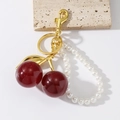 Kirsch-Schlüsselanhänger aus Harz mit Glitzer, großen Perlen und goldenem Metallhaken - Gold (Rote Kirschperle)