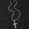 Iced Out Hip-Hop-Kreuz-Halskette mit funkelnden Zirkonia auf einer Tennis-Kette - Silbernes Kreuz Mit Tenniskette / Silber
