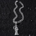 Silberne Santa Muerte Halskette mit Panzerkette und Zirkonia auf schwarzem Kristallsand - Silber Santa Muerte mit Longxu Kette