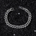 Funkelndes silbernes 9mm Rhombus Pavé Gliederkettenarmband auf dunklem Hintergrund - 20.5 cm / Armband / Silber
