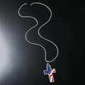 Detailansicht Kreuzanhänger mit US-Flagge und funkelnden Kristallen an einer Seilkette - Silber