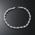 Makro-Detail eines Iced-Out Hip-Hop-Tennisarmbandes mit Silberfinish und Zirkonia - 8inch / Silber