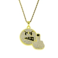 Dettaglio del ciondolo emoji dito medio hip hop con cristalli bianchi e catena a corda dorata - Catena a Corda in Acciaio Inossidabile / Oro