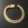 Bracelet hip-hop doré avec diamants étincelants posé sur une surface miroir noire - 8 pouces / Or