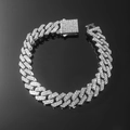 Gros plan détaillé d'un bracelet gourmette argenté serti de diamants avec fermoir carré - 8 pouces / Argent