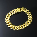 Makroaufnahme von poliertem Gold-Panzerarmband für Herren mit glattem Spiegel-Finish-Verschluss - 8 Zoll / Gold