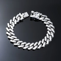 Nahaufnahme des silbernen Panzerarmbands mit Hochglanz-Finish und quadratischem Verschluss - 8 Zoll / Silber