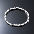 Vue détaillée du bracelet à maillons géométriques au design industriel sur fond noir poli - Argenté