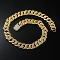Dettaglio catena cubana da 16 mm dorata con texture a maglia e chiusura con strass ghiacciati - 20inch / Oro