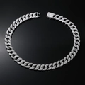 Gros plan sur la chaîne Cuban link argentée de 16mm avec pavage complet de cristaux - Collier Argent (20inch)