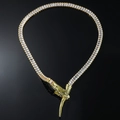 Detalle de collar de serpiente dorado con circonitas de corte baguette y cierre de cabeza de serpiente - Dorado