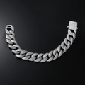 Gros plan sur un bracelet cubain argenté pavé de diamants avec fermoir carré robuste - Argenté