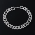 Gros plan sur une chaîne Cuban Link argentée avec des cristaux brillants style Iced Out - Bracelet (20cm) / Argent