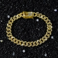 Detailansicht der 9mm goldfarbenen Cuban-Kette mit Diamant-Steckverschluss auf schwarzen Steinen - Armband (18cm) / Gold
