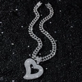 Collier maille cubaine hip-hop avec pendentif cœur argenté brillant sur fond sombre - Avec Chaîne Cubaine 50cm / Argent