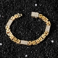 Pulsera de cadena de oro hip hop con placas de circón sobre fondo de piedras negras - Pulsera Dorada (20cm)