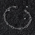 Gepolijste zilveren roestvrijstalen varkensneus schakelarmband op zwarte grind ondergrond - Armband / 21cm