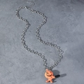 Collier Pochita de Chainsaw Man avec pendentif orange sur fond gris texturé - Style Citrouille Tronçonneuse (Collier)