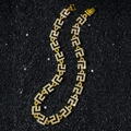 Collana dorata 14mm con motivo greco Meander e cristalli lucenti su sfondo nero sabbiato - Collana (45cm) / Oro