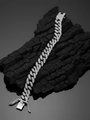 Vista detallada de pulsera de cadena cubana plateada con pedrería y cierre de seguridad - Plata 30CM