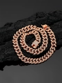 Primer plano de cadena cubana de oro rosa con diamantes sobre piedra negra mate - Oro Rosa 65CM