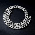 Détail du bracelet cubain 14mm argenté serti de strass brillants sur tissu noir - Argent 60cm