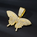 Dettaglio del ciondolo a farfalla dorato con cristalli bianchi scintillanti su nero - Stile Oro (Ciondolo Singolo Oro) / Oro