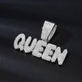 Macro-opname van zilveren QUEEN-hanger met sprankelende kristallen en ijskoude hiphop-stijl - Alleen zilveren hanger