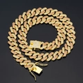 Nahaufnahme der rosa und weißen Strasssteine auf der goldenen Hip-Hop-Panzerkette - 55cm / Gold mit rosa-weißen Strasssteinen (Kastenverschluss)