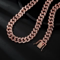 Details einer roségoldenen Panzerkette mit Kristallen und sicherem Kastenverschluss - 65cm / Roségold