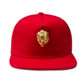 Detalle del emblema dorado de cabeza de león en una gorra hip-hop roja con visera plana - Rojo