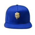 Detalle de gorra hip-hop azul real con emblema metálico de cabeza de león dorado 3D - Azul