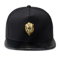 Detalle del emblema de cabeza de león dorado en gorra hip hop negra con visera de cocodrilo - Visera de Textura de Cocodrilo (MZ2402) / Negro