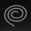 Dettaglio di una catena a spiga d'argento con chiusura a moschettone su fondo nero - 18cm / Color Acciaio
