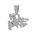 Macro del ciondolo hip hop argento con testo NO LOVE e dettaglio cuore spezzato rosso - Ciondolo Argento Singolo (Senza Catena) (DZ250144) / Argento
