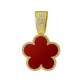 Detaillierte Nahaufnahme des goldenen Kleeblatt-Anhängers mit rotem Inlay und weißen Zirkonia - Goldene Basis Roter Anhänger