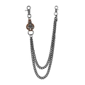 Detalle de cadena punk de doble capa con colgante de calavera en cuero y ganchos de metal - Cuero Marrón Cadena Vintage