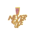Primer plano del colgante hip hop con cristales rosas y texto Never Give Up en color oro - Solo colgante dorado