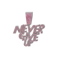 Primer plano del colgante hip hop con piedras rosas y texto Never Give Up grabado - Solo colgante plateado