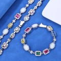Dettaglio macro del bracciale argento con gemme colorate e castoni in opale bianco - Collana 24 Pollici (Lunghezza 60,96 cm) / Platino