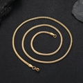 Flache 18K Gold Schlangenkette für Herren mit Karabinerverschluss auf dunklem Grund - Halskette 7 Zoll (Länge 17.78cm) / Gold (breite 3 Mm)